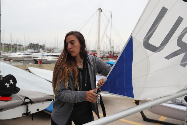 Lola Moreira, la regatista uruguaya que sueña con una medalla en Tokio 2020