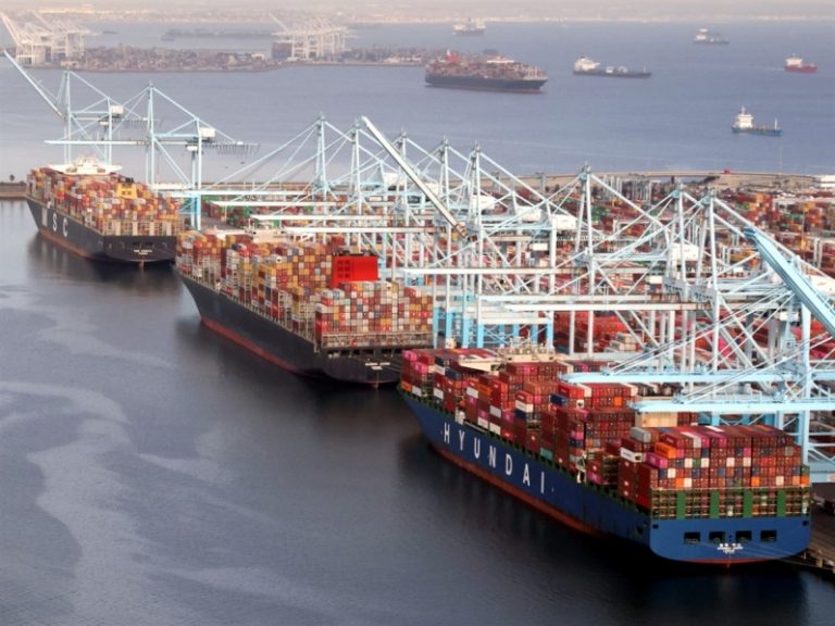 Puertos de Los Ángeles y Long Beach alcanzan la increíble cifra de 70 portacontenedores esperando un sitio de atraque