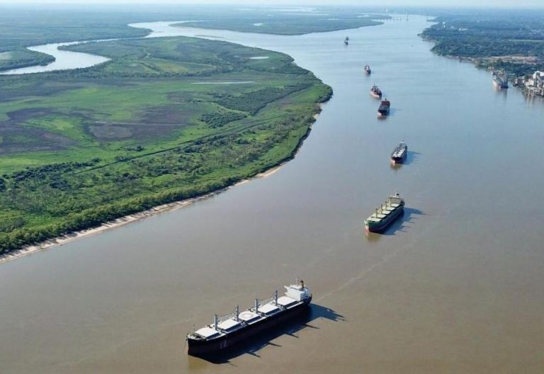 Peaje de Argentina en hidrovía Paraná-Paraguay genera tensión en la región; ¿Cómo repercute en Uruguay?