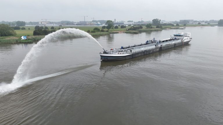 Arribo Imponente al Puerto de Montevideo: El Buque Semisumergible YACHT EXPRESS Trae Draga y Portacontenedores desde Holanda