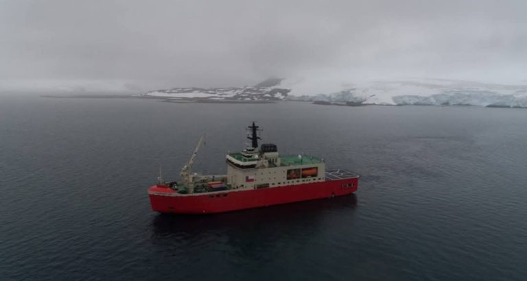 El rompehielos chileno «Almirante Viel» llega a la Base Naval Antártica «Arturo Prat» en una histórica misión polar