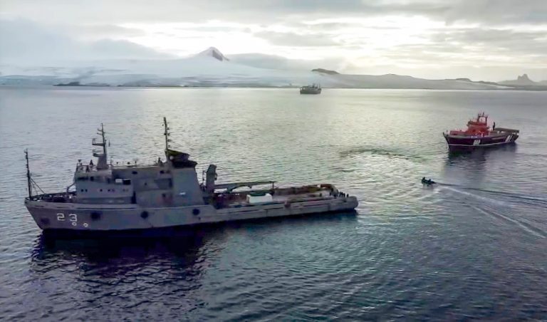 La Armada Argentina asistió y remolcó a un buque logístico chileno en la Antártida