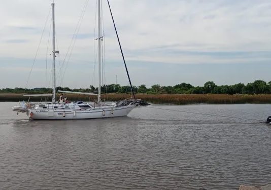 Velero argentino asistido en aguas de Carmelo tras sufrir una avería