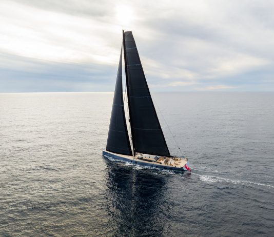 El superyate de vela Sarissa recala en Piriápolis: un icono tecnológico de la navegación de lujo