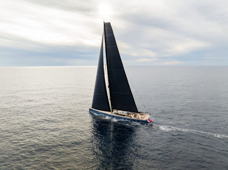 El superyate de vela Sarissa recala en Piriápolis: un icono tecnológico de la navegación de lujo