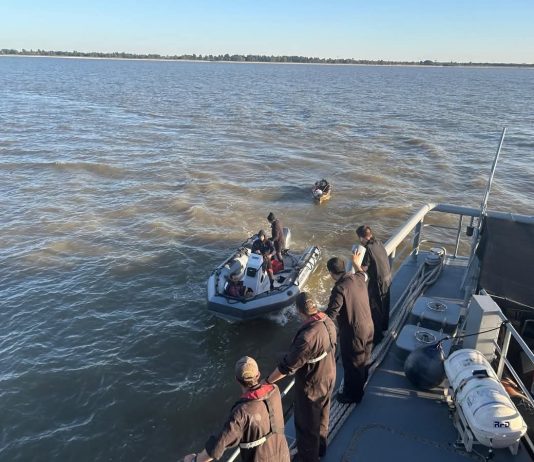 La Armada Nacional rescató a un kayakista desaparecido en aguas del Río de la Plata