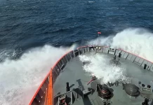 El rompehielos ARA Almirante Irízar avanza hacia la segunda etapa de la Campaña Antártica de Verano