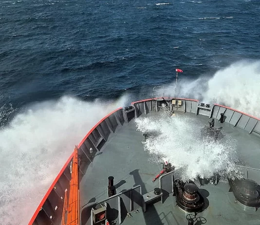 El rompehielos ARA Almirante Irízar avanza hacia la segunda etapa de la Campaña Antártica de Verano