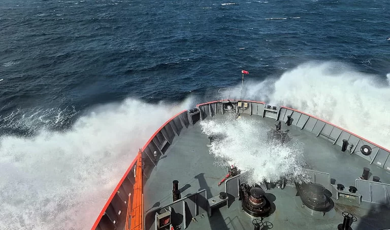 El rompehielos ARA Almirante Irízar avanza hacia la segunda etapa de la Campaña Antártica de Verano