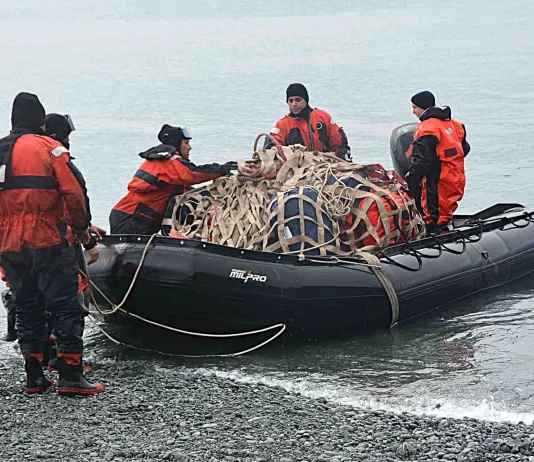El rompehielos ARA Almirante Irízar avanza en la segunda etapa de la Campaña Antártica de Verano 2025-2026