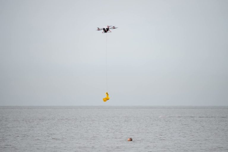 Montevideo prueba dron salvavidas en Playa del Cerro y se posiciona como pionera regional en rescate costero