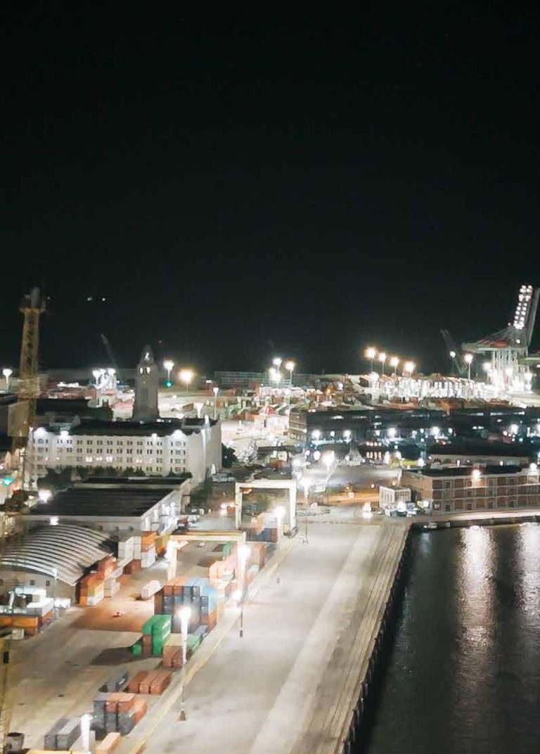 Nueva iluminación LED inteligente moderniza áreas operativas del Puerto de Montevideo