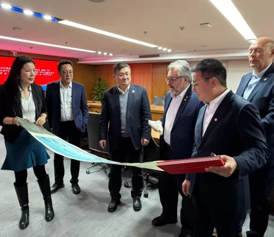 ANP ratifica en China la continuidad del contrato abierto de dragado para el Puerto de Montevideo