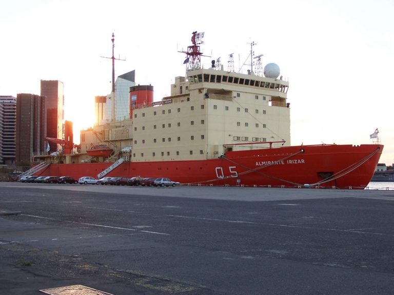 El rompehielos ARA » Almirante Irízar» reabasteció a la Base Conjunta Antártica Orcadas