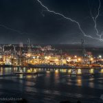 Actividad portuaria nocturna en Montevideo