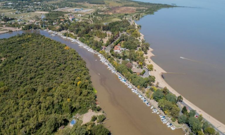 Argentinos que planifican llegar a Colonia quieren saber cuándo estarán operativos los puertos locales