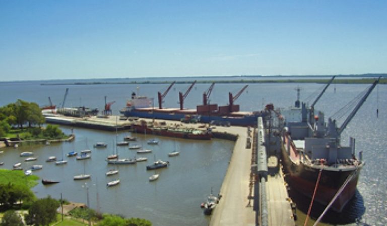 Bolivia firma acuerdo con Uruguay para transportar carga por el puerto Fray Bentos
