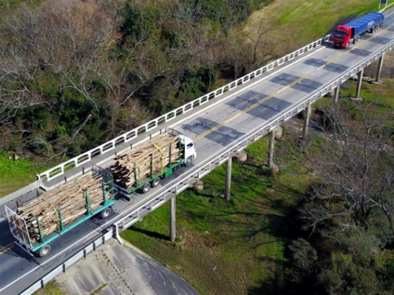 Grupo de camioneros argentinos contra el gobierno uruguayo, amenaza cortar puentes
