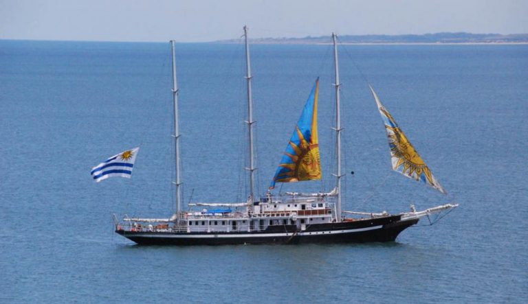 El Capitán Miranda viene llegando al Puerto de Montevideo