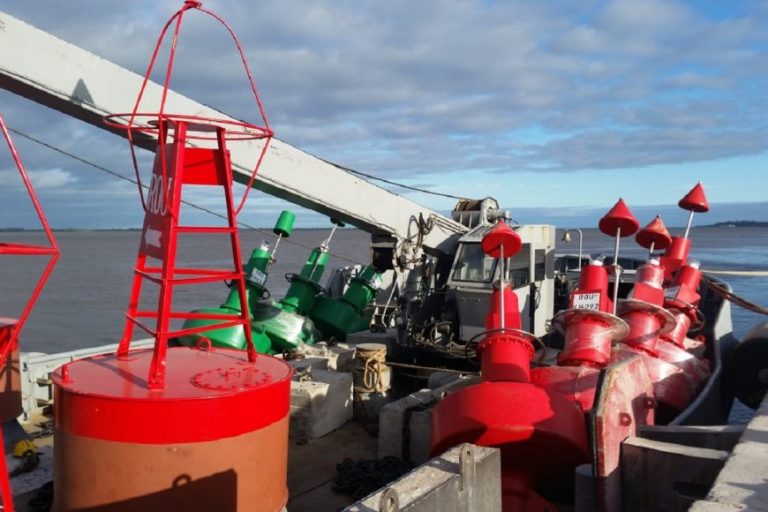 El buque «Sirius» reubica boyas en el Canal Sur de Isla Sola