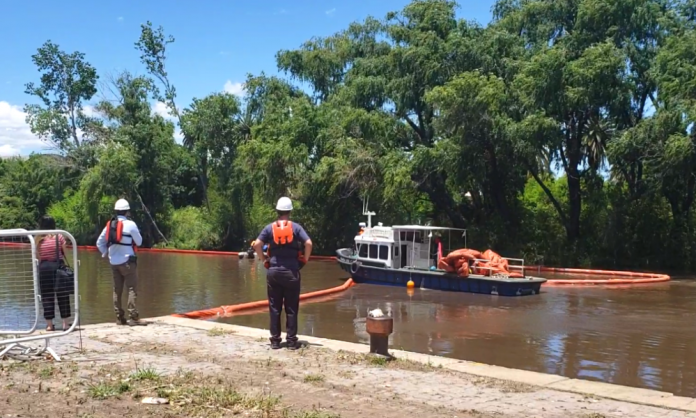 barrera-contra-derrame-combustible-en-arroyo