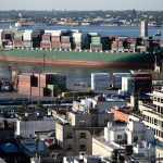 En la foto, Un barco porta contenedores ingresa al Puerto de Montevideo.  Foto: Nicolás Rodriguez /adhocFotos
