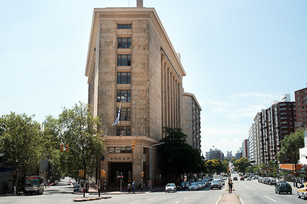 ANCAP. Edificio de ANCAP. Av. del Libertador, Montevideo, 18/02/2016.URUGUAY / MONTEVIDEO / 2016Foto: Ricardo Antúnez / adhocfotosdía: www.adhocfotos.com