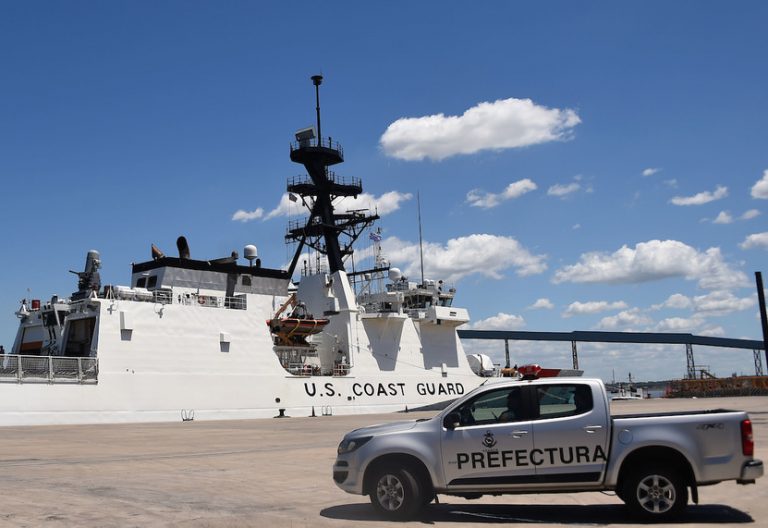 El patrullero USCGC Stone de los Estados Unidos arribó al puerto de Montevideo