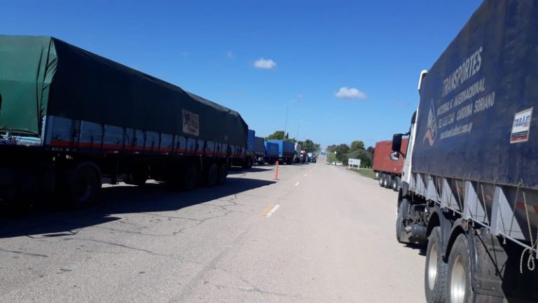 En el puerto palmirense se formaron colas de tres kilómetros de camiones cargados de granos.