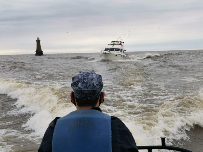 La Armada asistió a dos embarcaciones en el Rio de la Plata y el Rio Negro