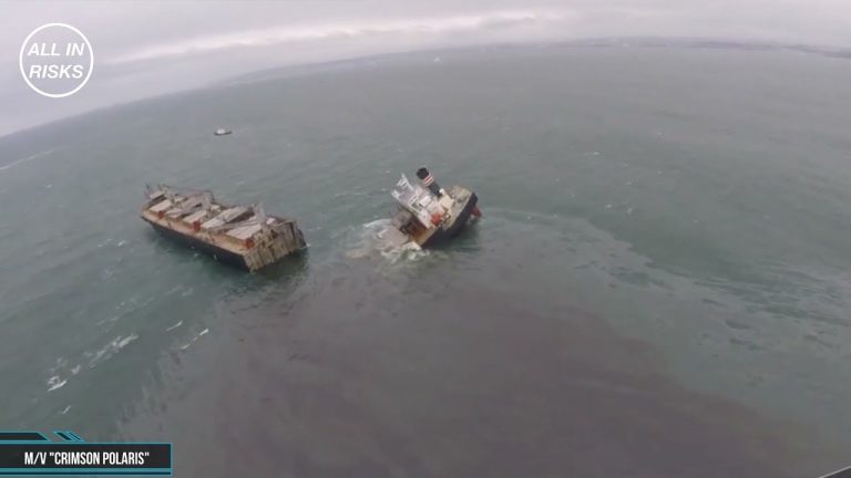 Transportador de astillas se parte en dos y provoca derrame frente al Puerto de Hachinohe