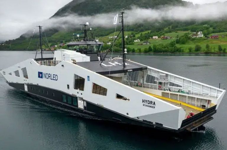 El primer barco propulsado por hidrógeno líquido está listo