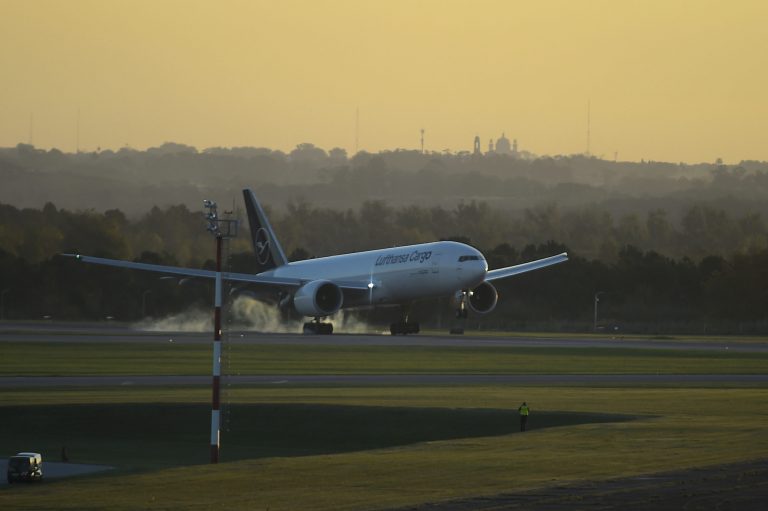 Gobierno evalúa aplicar descuentos en pasajes a turistas de la región que visiten Uruguay
