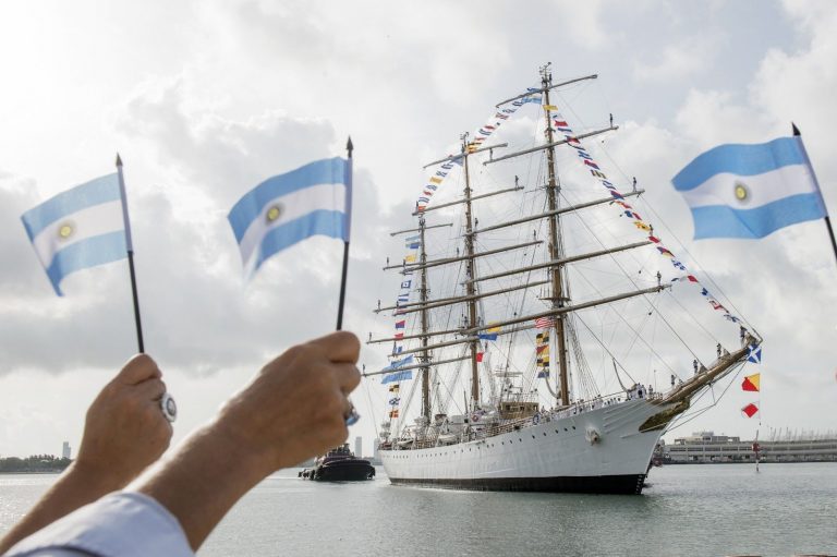Nadie desembarca de la fragata argentina Libertad en el puerto chileno de Valparaíso