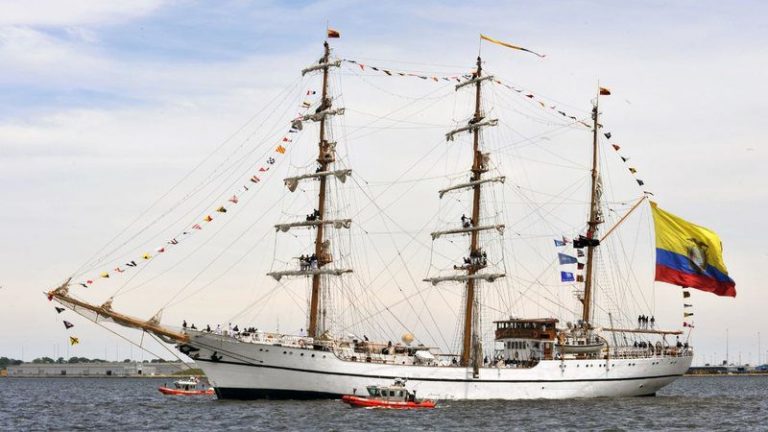 A la antigua: velero del siglo XVIII intercepta narcosubmarino y captura a cuatro hombres