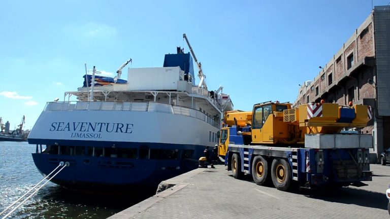 Dos cruceros antárticos y un velero escalan en el puerto de Montevideo.