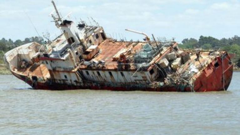 Montevideo, puerto clave para la flota gallega, retirará 20 barcos abandonados