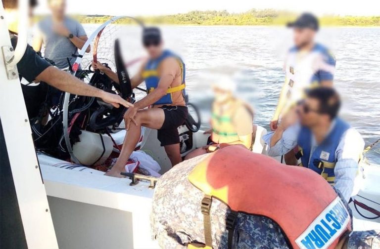 Dos hombres cayeron al Río de la Plata tras falla en el motor del parapente