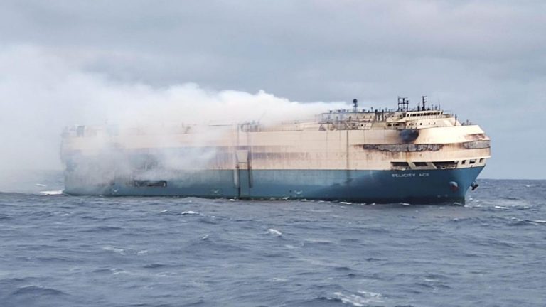 Car Carrier incendiado en Portugal transportaba vehículos Porsche y Bentley