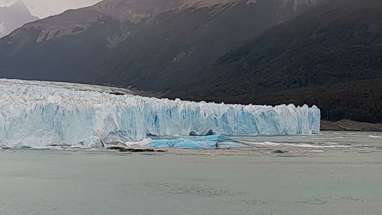 El impresionante derrumbe en el glaciar Perito Moreno que provocó la emersión de una gigante masa de hielo