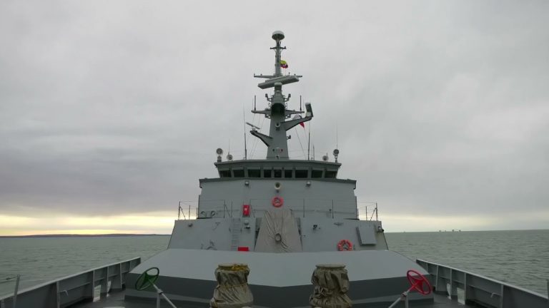Por primera vez, un buque de guerra de la Armada de Colombia cruza el Estrecho de Magallanes