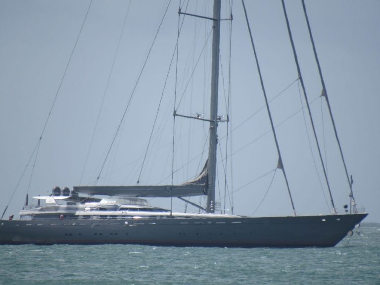 El velero que vale 50 millones de dólares y está frente a Costa Azul