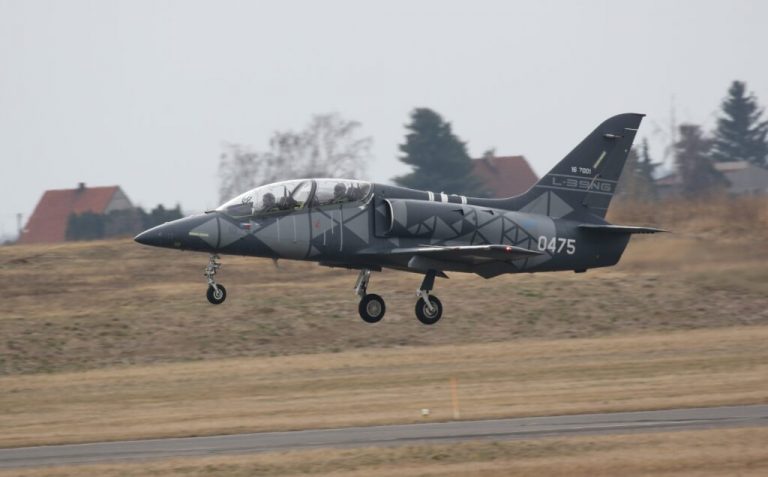 La Fuerza Aérea Uruguaya evalúa al entrenador avanzado L-39NG