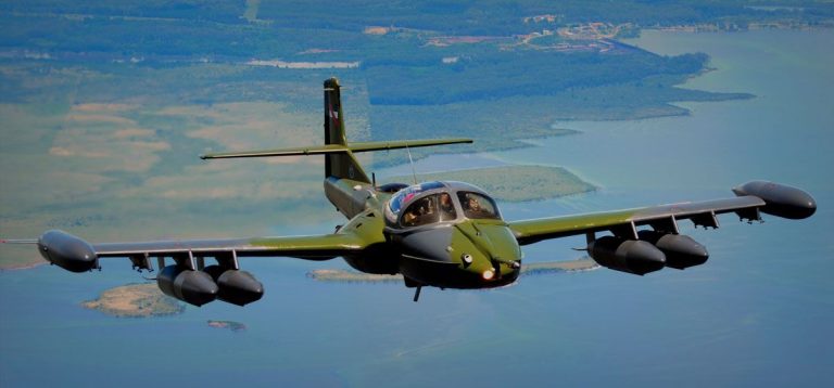 Jefes de la FAU exploran opciones para la compra de aviones de entrenamiento