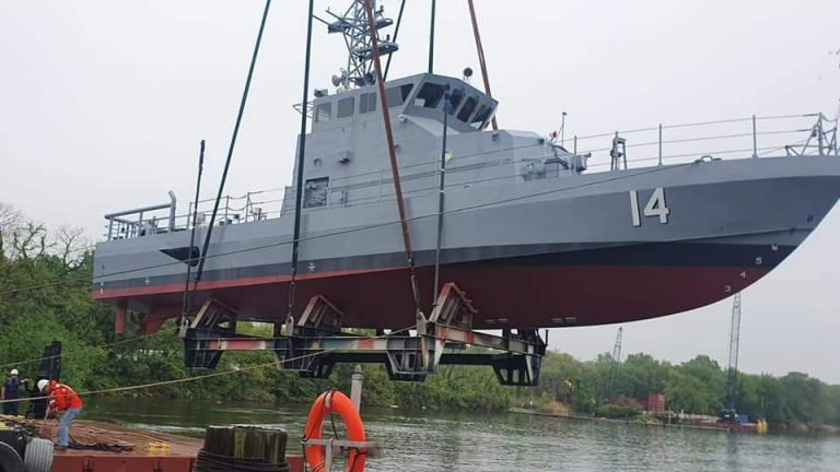 Pruebas de mar de la primera patrullera costera Marine Protector con los colores de la Armada Uruguaya