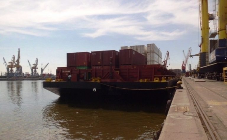 Buzos buscan a marino que cayó al agua cuando trabajaba en el puerto de Montevideo