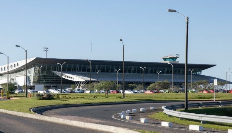El aeropuerto de Laguna del Sauce recibió certificado internacional de parte de la Dinacia