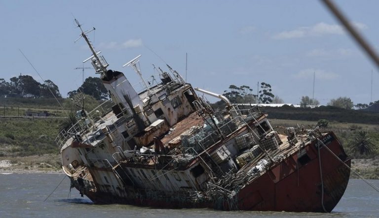 Remoción de barcos hundidos en Montevideo durará hasta 2023