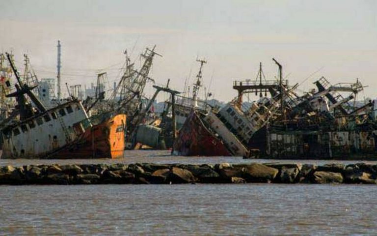 Tratan de eliminar el “cementerio fantasma de embarcaciones” en Montevideo