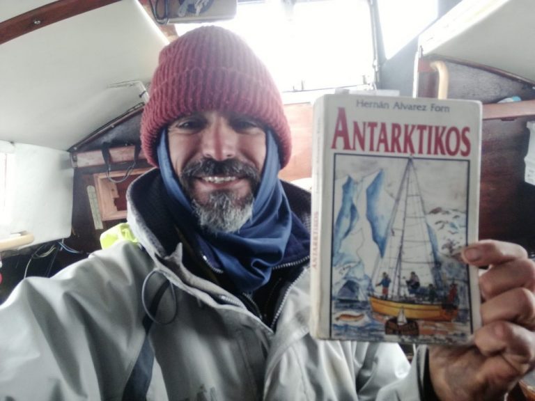 El peregrino argentino Manuel Pardi completa el Camino desde la Antártida hasta Santiago